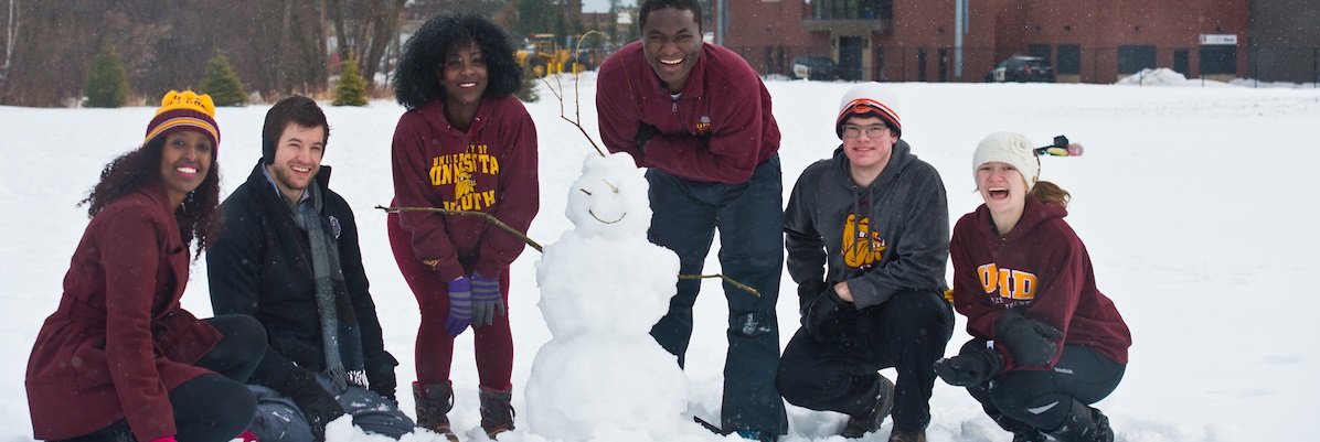 duluth students making a snowman